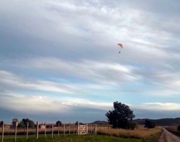 Un jubilado violó la cuarentena para volar en parapente en Sierra de la Ventana
