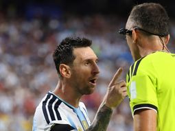 el arbitro de argentina-suiza hablo del cruce con messi y explico la expulsion de embolo