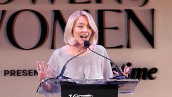 sydney sweeney y un vestido transparente con el que deslumbro en una gala de mujeres sydney sweeney y un vestido transparente con el que deslumbro en una gala de mujeres