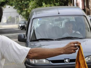 Le dio las llaves a un trapito para que le lave el auto y se lo robó