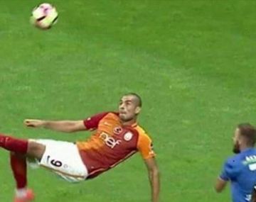 ¿El mejor del año? Pirueta y golazo en el fútbol turco