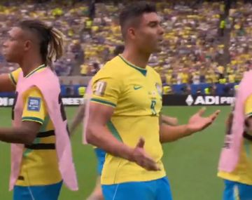 Six, seven, out: Casemiro empató, bailó y salió lesionado