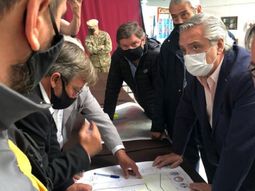 Alberto, en las zonas incendiadas de Chubut: Queremos sacarle la angustia a la gente
