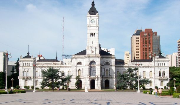 La Plata: marcha atrás con la orden de que las empleadas municipales eviten las polleras cortas