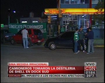 Camioneros bloquea destilería de Shell en Dock Sud