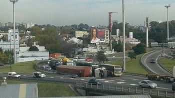 volco un camion en general paz y panamericana volco un camion en general paz y panamericana