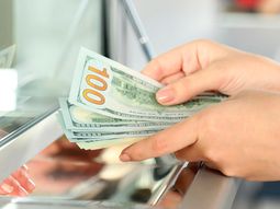Macri no logra generar confianza: ahorristas sacaron 2 de cada 10 dólares depositados