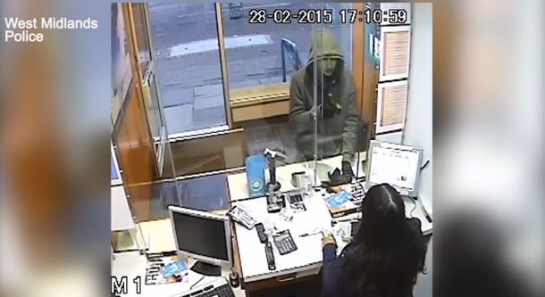 No tuvo miedo: mirá el video de la empleada que se negó a un robo a mano armada