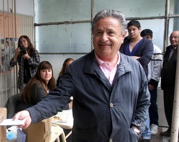 Duhalde vota - octubre 2011