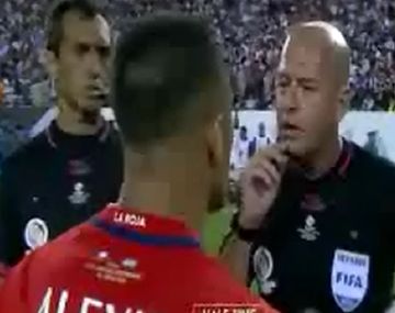 El insólito diálogo de Alexis Sánchez con el árbitro: Hablame despacio...