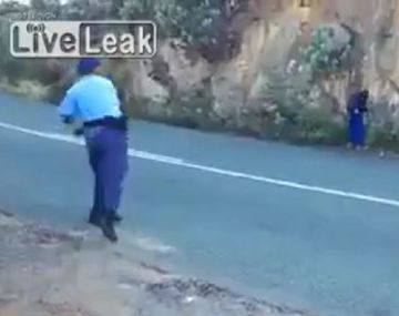 Oficiales le tiraron manzanas en la espalda a supuestos delincuentes