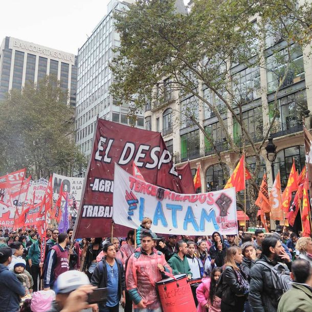 Militantes de organizaciones políticas y sociales marcharon este 1° de Mayo