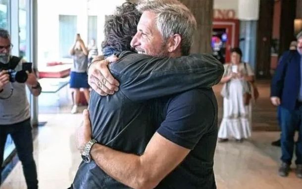 El abrazo de Javier Milei y el gobernador Rogelio Frigerio. El abrazo de Javier Milei y el gobernador Rogelio Frigerio.