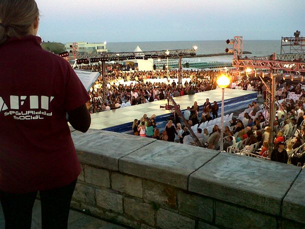 Descubren trabajo en negro en un tradicional desfile de Mar del Plata