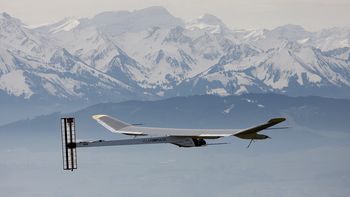mira en vivo al avion solar que esta dando la vuelta al mundo sin combustible mira en vivo al avion solar que esta dando la vuelta al mundo sin combustible