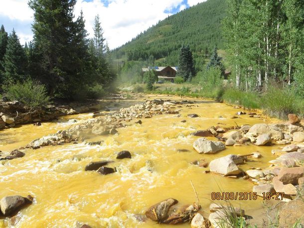 Alerta ecológica: un río se tiñó de amarillo por el derrame de tóxicos de una mina