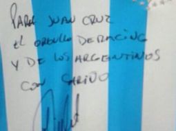 el bomberito heroe cumplio su sueno: diego milito le firmo una camiseta el bomberito heroe cumplio su sueno: diego milito le firmo una camiseta