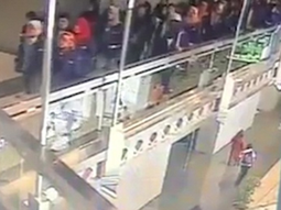 VIDEO: Estudiantes resultaron heridos tras colapsar un balcón en la Bolsa de Indonesia