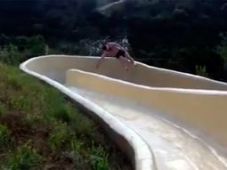 volo por un tobogan, cayo en acantilado: sobrevivio para contarlo en facebook volo por un tobogan, cayo en acantilado: sobrevivio para contarlo en facebook