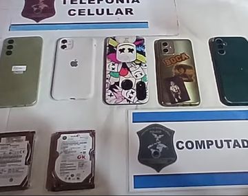 Celulares incautados en la redada donde el docente fue detenido.