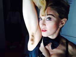 Madonna reveló su nuevo look con sus axilas sin depilar