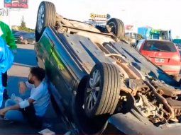 Caos en Panamericana por un choque y vuelco: hay un herido