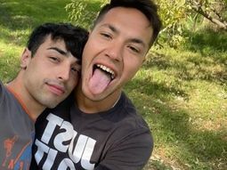 las romanticas postales de nacho lago, figura de colon, y su novio: ¡feliz vida, negro! te amo las romanticas postales de nacho lago, figura de colon, y su novio: ¡feliz vida, negro! te amo