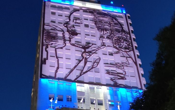 La extraña confusión de una joven sobre el mural de Evita que es viral