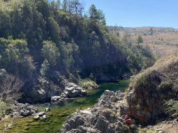Intentaba sacar una selfie y cayó de un barranco en Córdoba: está grave