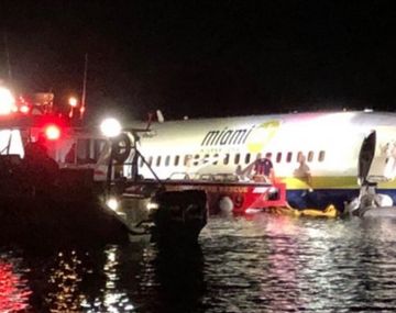 Un avión con 143 personas a bordo se despistó y cayó a un río en Florida