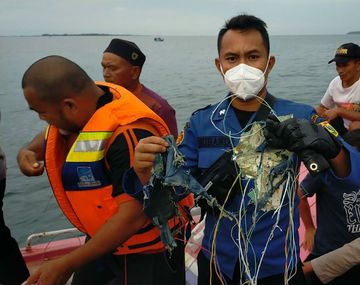 Hallan partes de cuerpos en costas de Indonesia donde desapareció un avión