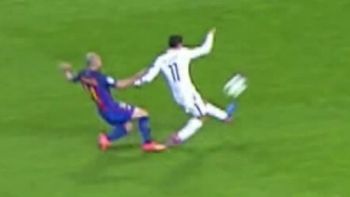 El momento en el que Mascherano desestabiliza a Di María. Era penal y expulsión El momento en el que Mascherano desestabiliza a Di María. Era penal y expulsión