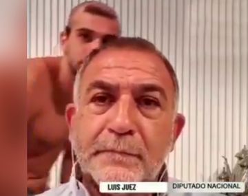 El blooper de Luis Juez durante una nota por Zoom: su hijo pasó desnudo por detrás suyo