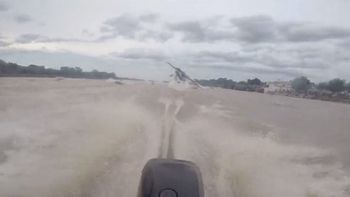 una avioneta rozo la cabeza de pescadores una avioneta rozo la cabeza de pescadores