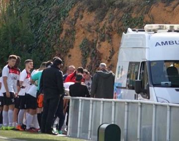 La ambulancia en la que fue evacuado el jugador de La Cañada (Foto: @AtcoMonachil)
