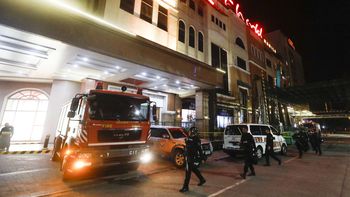 Bomberos en el acceso al hotel casino de la masacre Bomberos en el acceso al hotel casino de la masacre