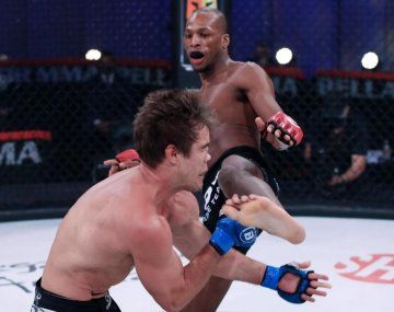 Un luchador de MMA lanzó una brutal patada a la cara a su rival y le aplastó la nariz