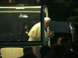francisco tomo mate durante su recorrida por copacabana francisco tomo mate durante su recorrida por copacabana