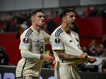 Roma, con un doblete de Paredes, empató ante Bayer Leverkusen pero quedó eliminado