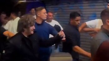 hijo de puta, hijo de puta: los insultos que recibio javier milei a la salida del teatro en mar del plata hijo de puta, hijo de puta: los insultos que recibio javier milei a la salida del teatro en mar del plata