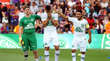 Neto, emocionado, es consolado por Follmann y Alan Ruschel en pleno Camp Nou Neto, emocionado, es consolado por Follmann y Alan Ruschel en pleno Camp Nou