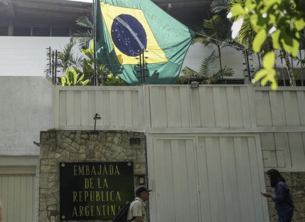 Papelón diplomático: el gobierno de Javier Milei retiene ua bandera de Brasil y Lula la reclama