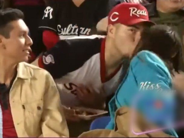 Rechazó a su acompañante en la kiss cam y besó a otro