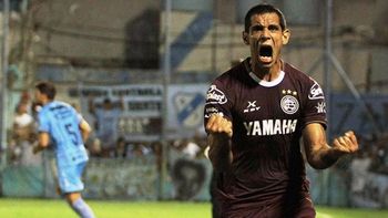 Sand marcó de penal el tercer gol de Lanús ante Temperley Sand marcó de penal el tercer gol de Lanús ante Temperley