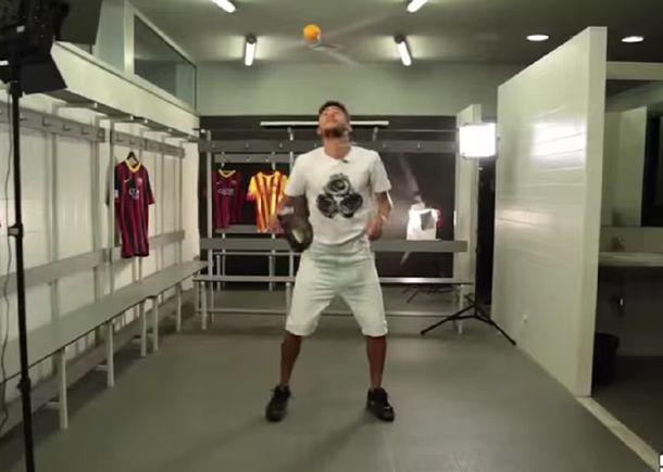 A lo Maradona: Neymar mostró toda su habilidad ¡con una naranja!