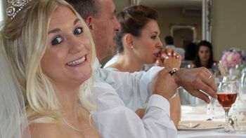 su esposo la engano y ella decidio vender su vestido de novia para pagar el divorcio su esposo la engano y ella decidio vender su vestido de novia para pagar el divorcio