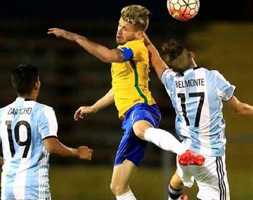 Por esta jugada el árbitro chileno sancionó penal para Brasil