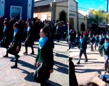 Marcha de alumnos con el pañuelo celeste