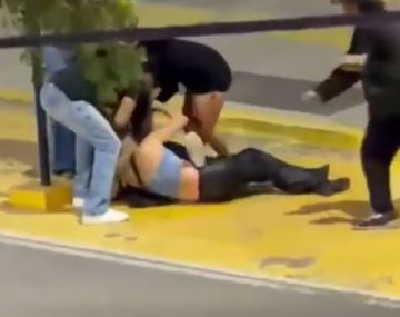 Brutal pelea entre mujeres en Neuquén.