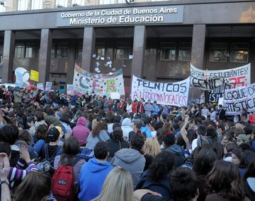 Estudiantes secundarios decidieron continuar con las tomas
